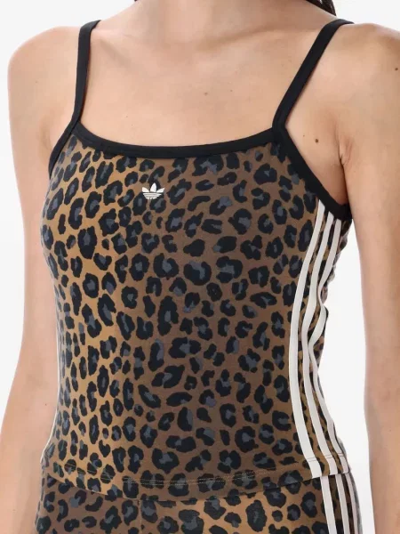 Pantaloni scurți Adidas zdrențuiți cu dungi din satin maro