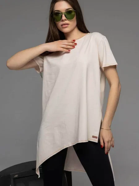 Женская футболка свободного кроя бежева