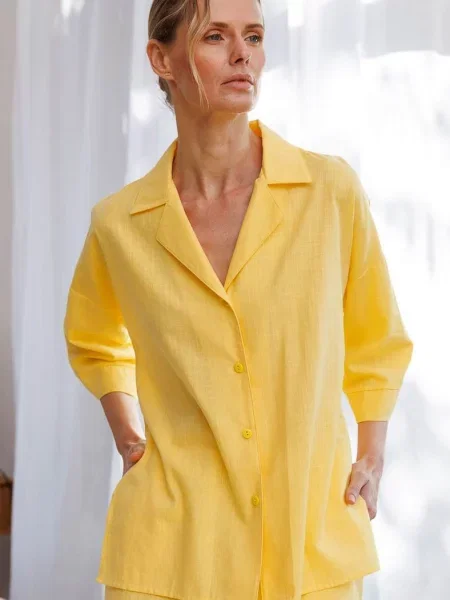Легкая однотонная рубашка жовта