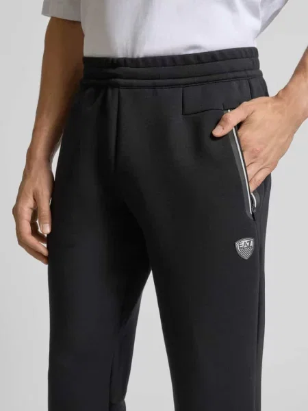 Spodnie dresowe o kroju regular fit z aplikacją logo model ‘Train’ Ea7 Emporio Armani czarny