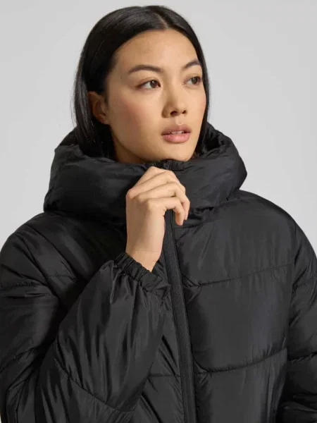 Kurtka pikowana o kroju regular fit z kapturem model ‘DINA’ Vero Moda czarna