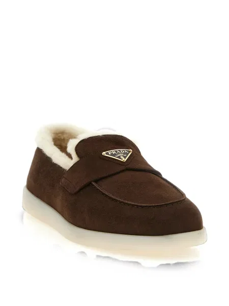 Pantofi loafer Prada din piele de căprioară cu autograf maro