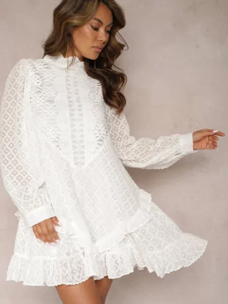 Ażurowa Sukienka Mini o Rozkloszowanym Fasonie z Falbankami Beline biała