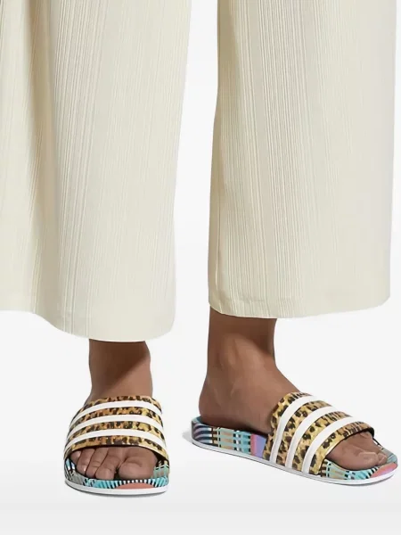 Top Adidas alergare cu decolteu în V alb