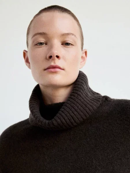 Sweter dzianinowy z golfem czekoladowy Kobieta XS MANGO