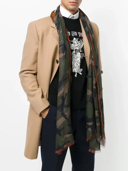 Fular Valentino Garavani cu imagine cu model camuflaj verde