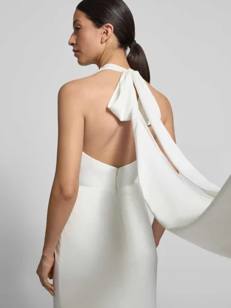 Długa sukienka z perłami i dekolt w serek Luxuar Fashion biała