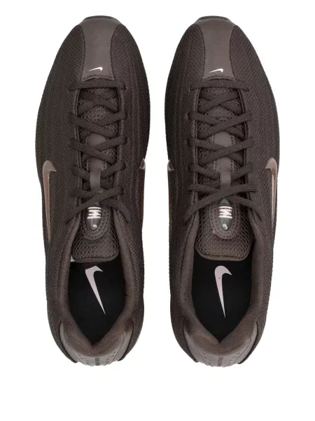 Sweter Nike zamszowy plisowany z nadrukiem brązowy