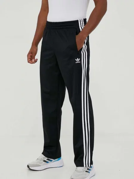 Спортивні штани adidas Originals з аплікацією чорний