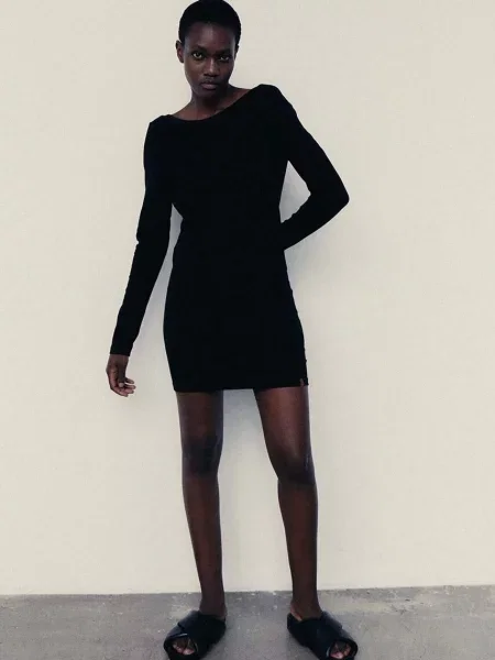 Рокля MUUV. къса с кройка по тялото черно