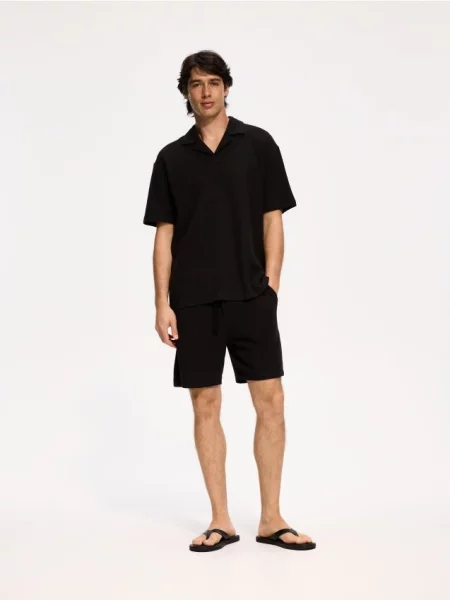 Reserved Pantaloni scurți regular din structurat negru
