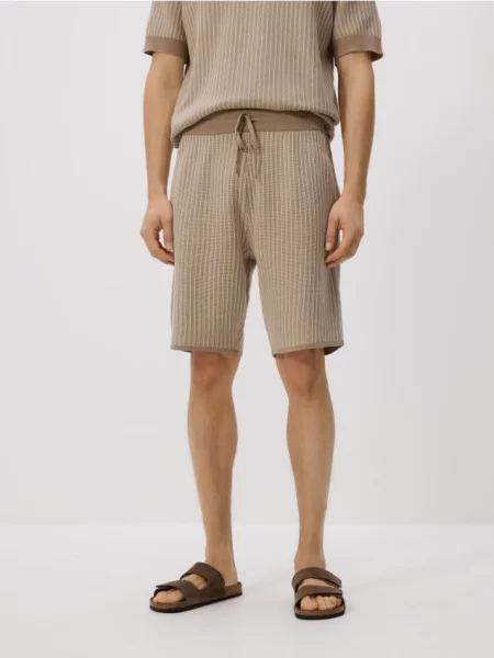 Reserved Pantaloni scurți regular din structurat bej
