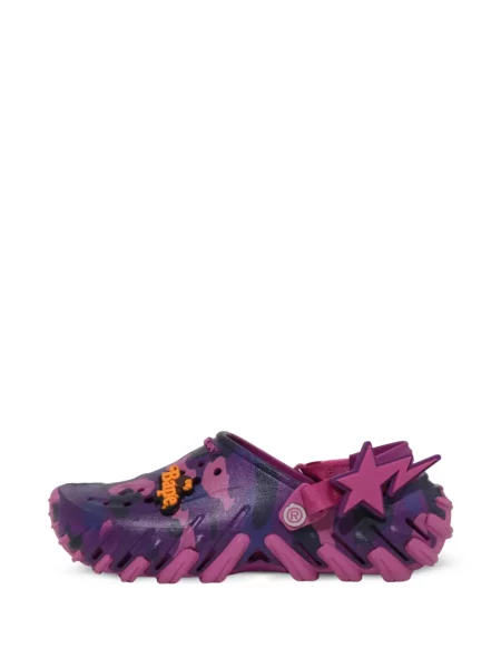 Saboți Crocs cu imagine cu model camuflaj roz