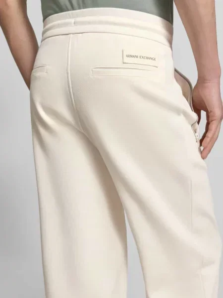 Spodnie dresowe o kroju regular fit z z tyłu model Pantaloni' Armani Exchange biały