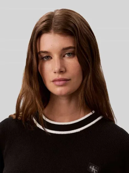 Sweter w kroju regular fit z czystej bawełny z paski w kontrastowym kolorze Calvin Klein Jeans czarny