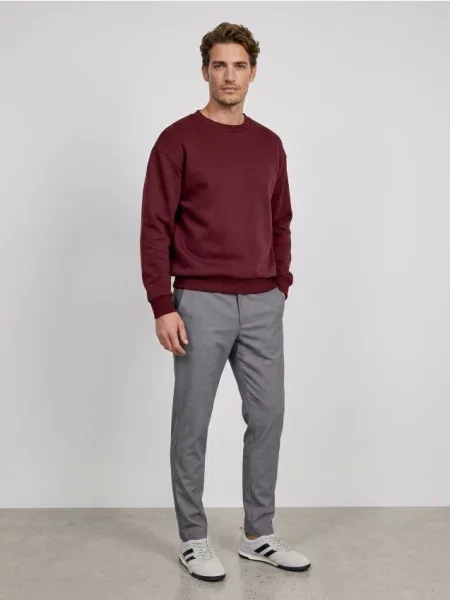 Sinsay Mikina crewneck comfort fit s příměsí bavlny kaštanová