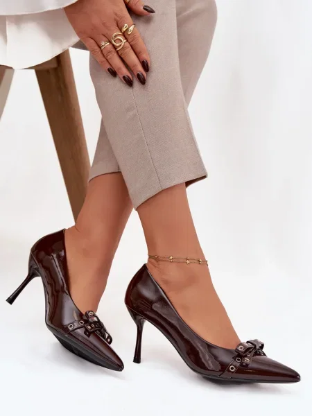 Полуотворени обувки Boto с панделка от лакирана кожа бяло