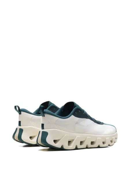 Sneakerși On alb