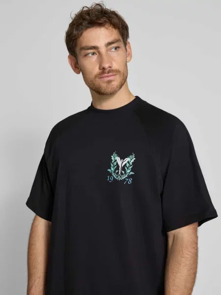 T-shirt o kroju oversized z nadrukiem z logo Carlo Colucci czarna