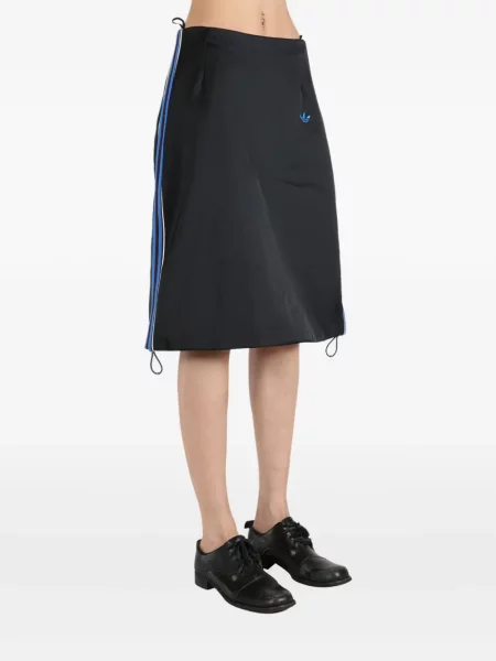 Tricou Adidas cu broderie plisat din satin roșu