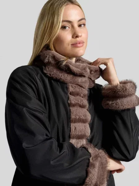 Płaszcz dwustronny o kroju regular fit ze sztucznego futra Petite M.