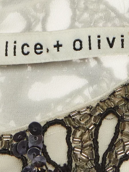 Миди рокля Alice + Olivia на цветя мъниста черно