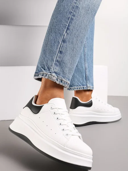 Biało-Czarne Sneakersy na Grubej Podeszwie z Perforacją i Ozdobą Gumowym Misiem Aireth białe