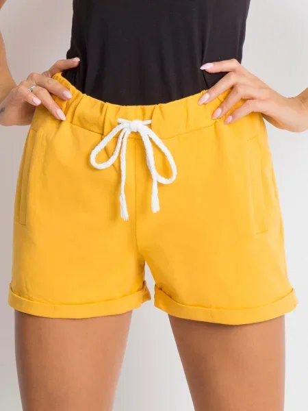 Pantaloni scurți Fashionhunters galben