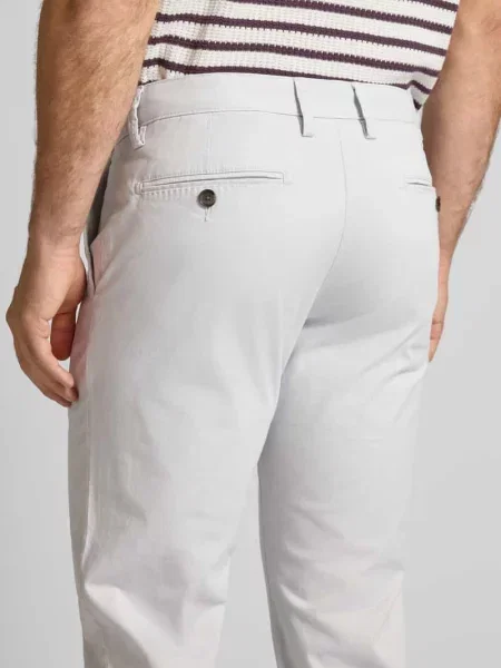 Chinosy o kroju regular fit z z tyłu Christian Berg Men