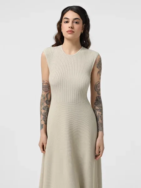 Сукня міді Armani Exchange молочний віскоза/поліамід