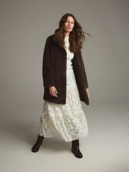 Reserved Пальто зі штучного хутра темно коричневий