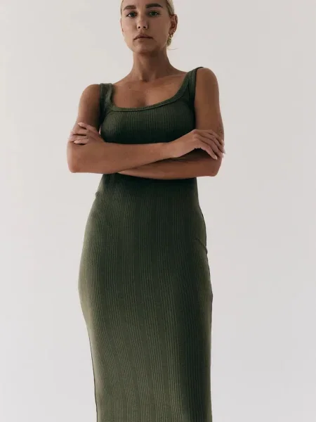 Рокля MUUV. sukienka długa FENDU среднодълга с кройка по тялото бяло