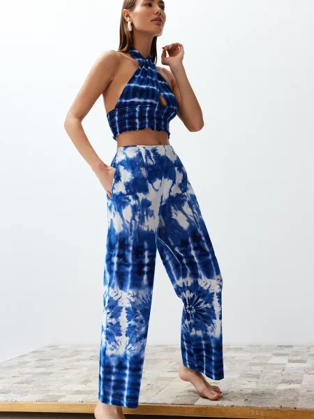 Bluzka Trendyol w abstrakcyjne wzory niebieska