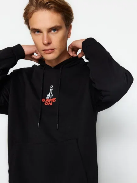 Košarka hoodie Trendyol s kapuco s potiskom črna