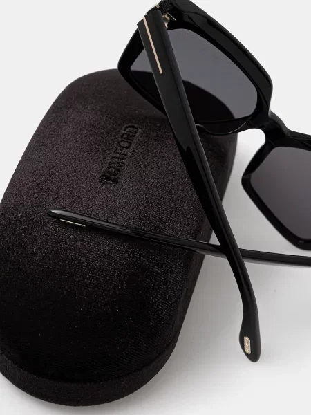 Солнцезащитные очки Tom Ford черные