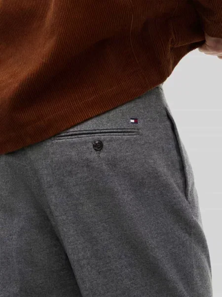 Spodnie z zakładkami w pasie o kroju tapered fit z mieszanki bawełny Tommy Hilfiger