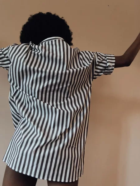 Рокля MUUV. къса с уголемена кройка кафяво