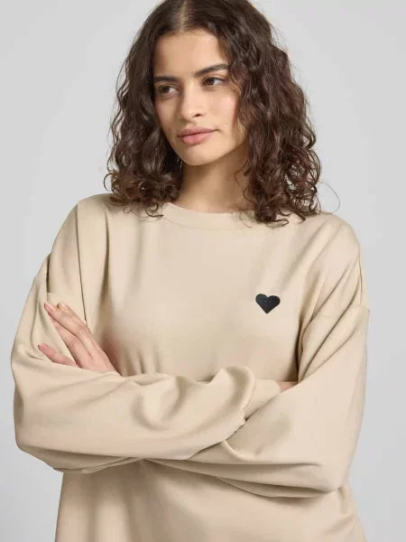Sweter o kroju relaxed fit z wyhaftowanym sercem Model TALIA' Pieces