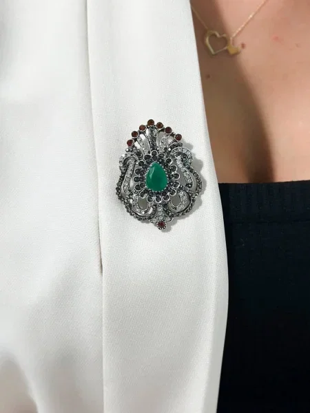 Брошка Bg сиво