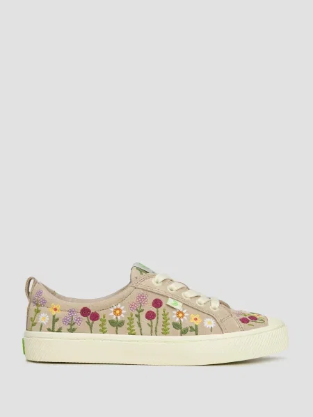Trampki zamszowe Cariuma OCA Low Rose Suede Embroidered Flowers beżowe