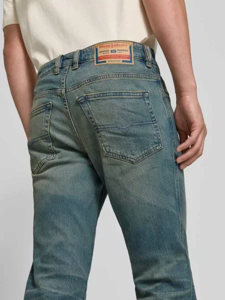 Jeansy o niskim stanie i kroju slim fit z naszywką z logo Diesel niebieskie