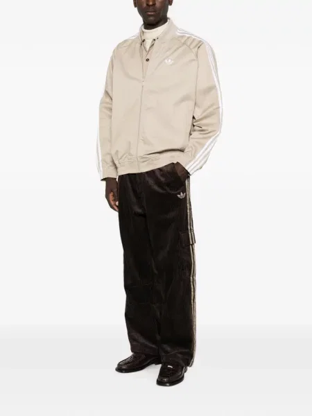 Pantaloni Adidas cu broderie cu dungi din piele de căprioară maro