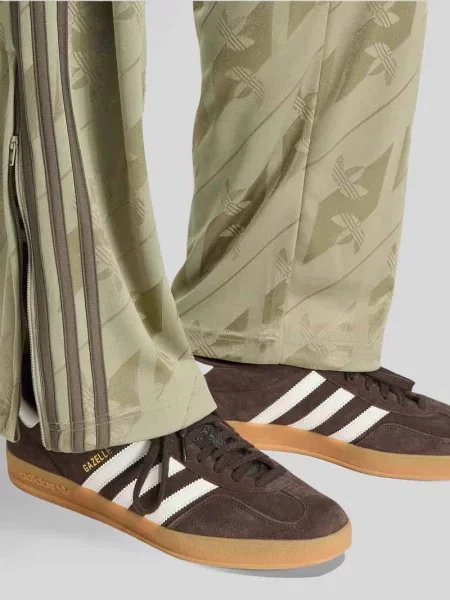 Spodnie dresowe o kroju regular fit z nadrukiem z logo na całej powierzchni Adidas Originals