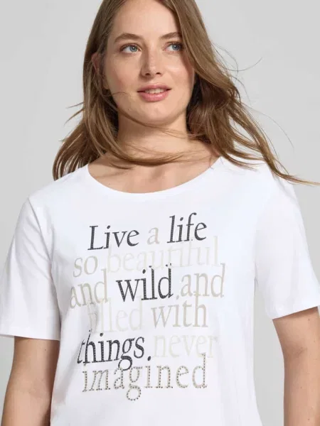 T-shirt z nadrukiem z napisem i obszyciem ozdobnymi kamieniami Monari
