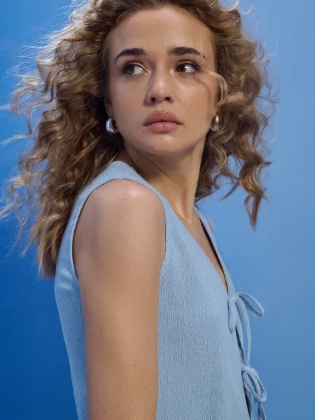 Жилет з декоративним зав’язуванням блакитний