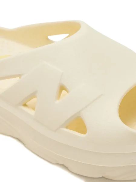 Велурени чехли New Balance на платформе сиво