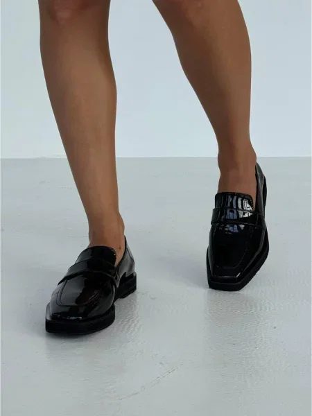 Кожаные лаковые лоферы 105.store черные