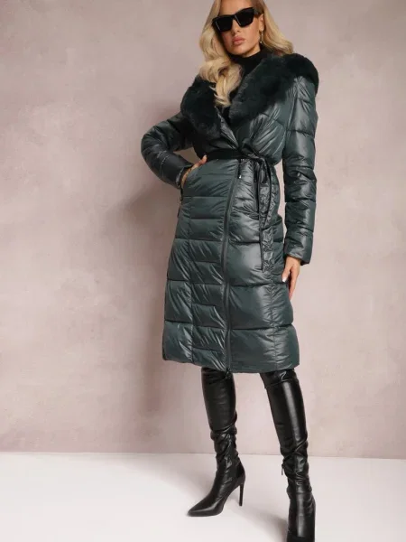 Geaca matlasată închis cu și blană deasupra genunchiului de la Vivenda verde