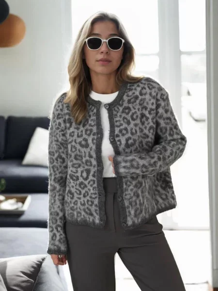 Cardigan Dewberry cu model leopard gri