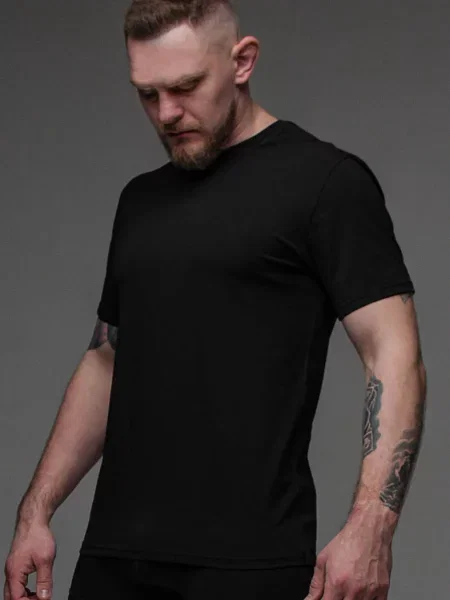 Футболка чорна